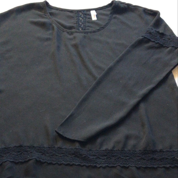 Black u-neck top with lace - Picture 3 of 4